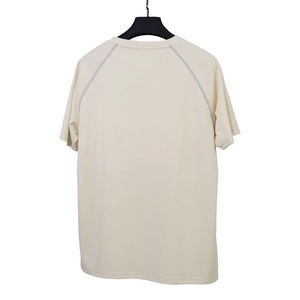 Gros plan d'un t-shirt beige à manches raglan avec texture tricotée et col rond