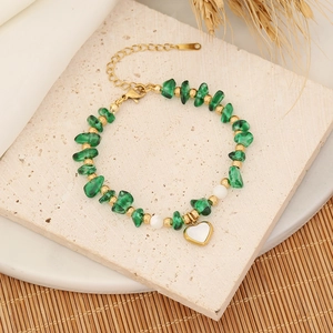 Bracelet en perles de malachite avec accents dorés et pendentif coeur sur pierre
