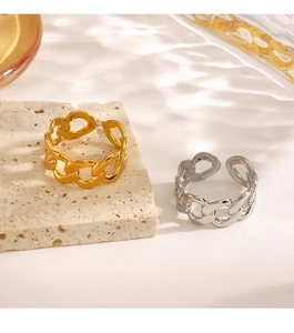 Détail des bagues chaîne en or 18 carats et argent sur pierre avec reflets d'eau