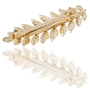 Detailansicht der goldenen Blattstruktur und der polierten Oberfläche der Haarspange
