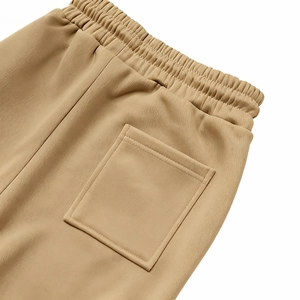 Vista detallada del pantalón casual caqui con cintura elástica y textura del bolsillo trasero