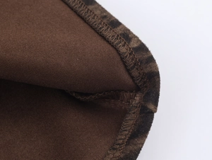 Vue détaillée des coutures en daim léopard et des finitions robustes à double couture