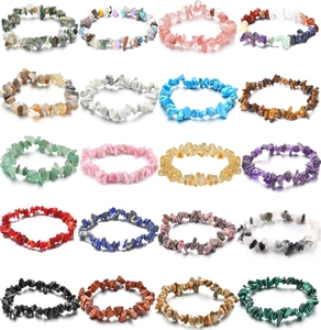 Matrix-Anzeige von zwanzig natürlichen elastischen Naturstein-Armbändern in bunten Farben