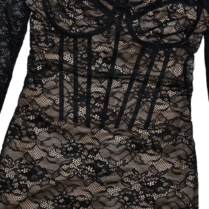 Nahaufnahme von schwarzem Spitzenkleid mit floralen Mustern und Korsett-Knochenstruktur
