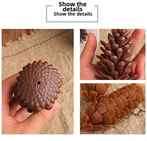 Détail macro d'une pomme de pin artificielle brune avec trou central pour bricolage