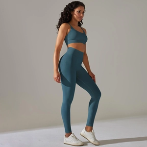 Détail de la brassière sans couture et du legging taille haute en bleu canard foncé