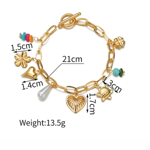 Détails du bracelet plaqué or 18K avec dimensions: longueur 21cm et breloques coeur