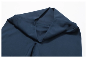 Détail de legging de yoga bleu marine à taille haute avec coutures renforcées
