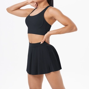 Détail du soutien-gorge de sport noir et de la jupe plissée pour fitness et entraînement