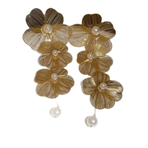 Boucles d'oreilles fleurs dorées avec pétales multicouches et perles blanches
