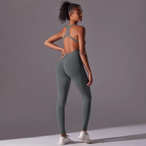 Detail eines grauen nahtlosen Yoga-Jumpsuits mit offenem Rücken und Racerback-Design