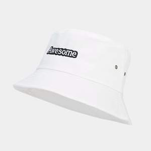 Détail du chapeau bob blanc avec broderie Awesome et œillets d'aération en métal