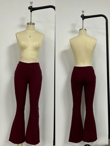 Vista dettagliata anteriore e posteriore dei jeans a zampa bordeaux a vita alta su manichino