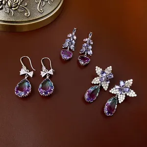 Boucles d'oreilles fleuries en argent avec cristaux en forme de poire dégradés