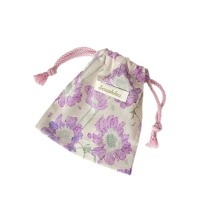 Borsa organizer a fiori con cordoncino rosa ed etichetta tessuta Sezakka