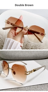 Detalle de gafas de sol extragrandes sin montura con varillas de metal dorado de lujo