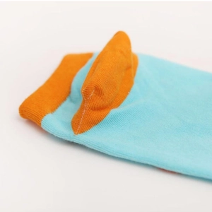 Chaussettes basses en coton bleu ciel et orange avec texture tricotée et détail du talon