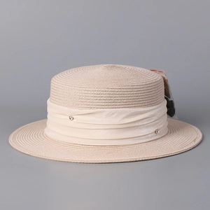 Chapeau canotier en paille beige avec ruban de soie plissé et détails en strass brillants