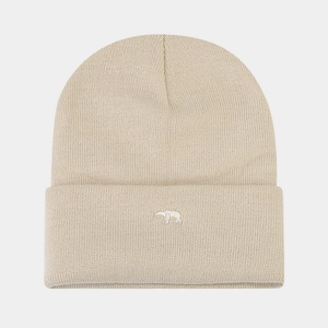 Dettaglio del berretto in maglia beige con ricamo di orso polare e trama intrecciata