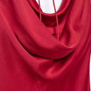 Robe longue rouge satinée dos nu avec col bénitier et tissu soyeux au drapé élégant