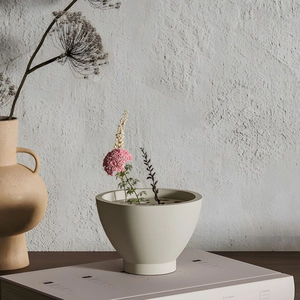 Detailansicht einer beigen matten Keramikschale für minimalistische Lotus-Blumenarrangements