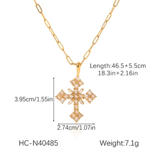 Dimensions détaillées du collier croix doré avec zircon et maille trombone élégante