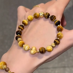 Tigerauge Perlenarmband mit vergoldetem Herzanhänger und Zirkonia für Damen am Handgelenk