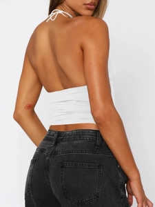 Vista trasera detallada de un top halter blanco Y2K con encaje y diseño de espalda abierta