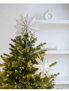 Vue détaillée d'étoiles et de flocons en papier 3D blancs sur un sapin de Noël festif