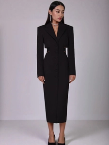 Robe blazer noire moulante à manches longues avec découpes à la taille et boutonnage