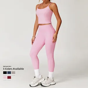Ensemble de yoga rose taille haute avec débardeur sport et legging pour le fitness
