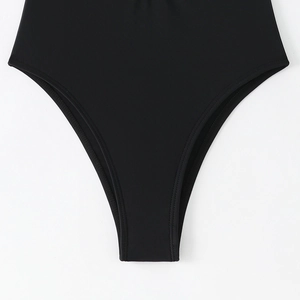 Détail de la coupe haute et des doubles coutures sur un maillot de bain noir extensible