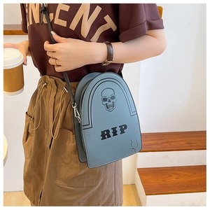 Sac bandoulière en forme de pierre tombale avec inscription RIP et imprimé crâne