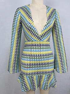 Dettaglio della maglia all'uncinetto a righe colorate e orlo a balze del vestito