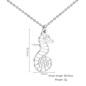 Collier pendentif hippocampe argenté avec dimensions détaillées et longueur de chaîne