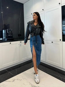 Détail d'une jupe longue en jean taille haute bleu foncé avec boutons et fente latérale