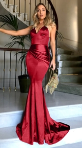 Détail de la robe sirène en satin rouge montrant la taille plissée élégante et le col en V
