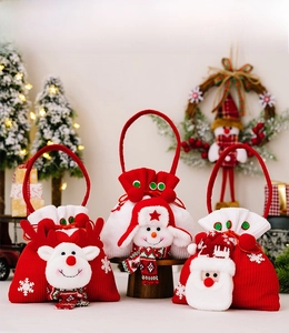 Vue détaillée des sacs cadeaux de Noël tricotés avec motifs 3D de renne et de bonhomme de neige