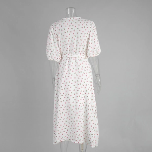 Détail des manches bouffantes et de la taille nouée d'une robe fleurie en coton