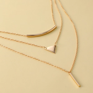 Collier doré à trois rangs avec pendentifs géométriques triangle et rectangle