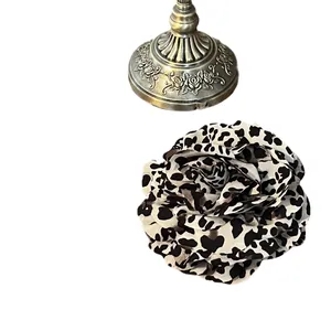 Braune Haarspange mit Leopardenmuster-Stoffblume und Vintage-Metalldetail