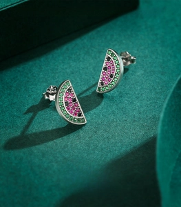 Vue macro de boucles d'oreilles pastèque en argent 925 avec des zircons étincelants