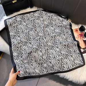 Carré de soie chic à motif zébré sur fond en peluche avec accessoires de mode