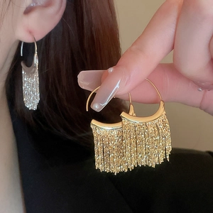 Boucles d'oreilles crochet en C élégantes avec glands métalliques en or et argent