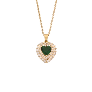 Collier cœur doré avec cristal vert et double rangée de pavé de cristaux sur blanc