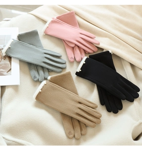 Flachbild von vier Samt-Winterhandschuhen in Rosa, Grau, Schwarz, Kamel mit Perlenbesatz