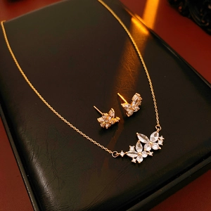 Détails de l'ensemble collier et boucles d'oreilles papillon avec cristaux brillants