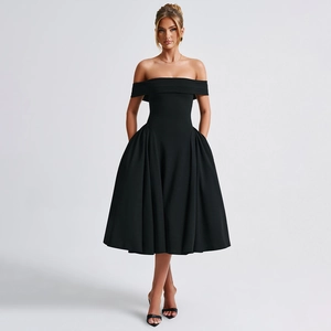 Détail de la jupe froncée élégante et du tissu lisse sur cette robe midi noire à épaules nues