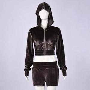 Details des dunkelbraunen Samt-Trainingsanzugs mit Kapuzenjacke und elastischen Shorts