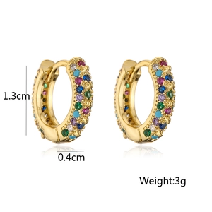 Detalle de pendientes de aro bañados en oro de 18K con circonitas de colores y medidas